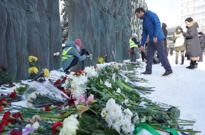 «С какой целью вы пришли почтить память? Он вам родственник?» В Москве осудили девушку, которая пришла возложить цветы в память о Навальном