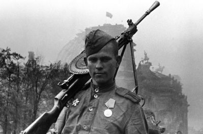 Как советский солдат доброволец с инвалидностью отбивался с пулеметом от атак пьяных немцев, что шли в полный рост